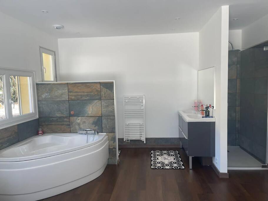 Brand New Villa With Fully Intergrated Air Conditioning & Private Pool, Overlooking Forest Sardan 외부 사진