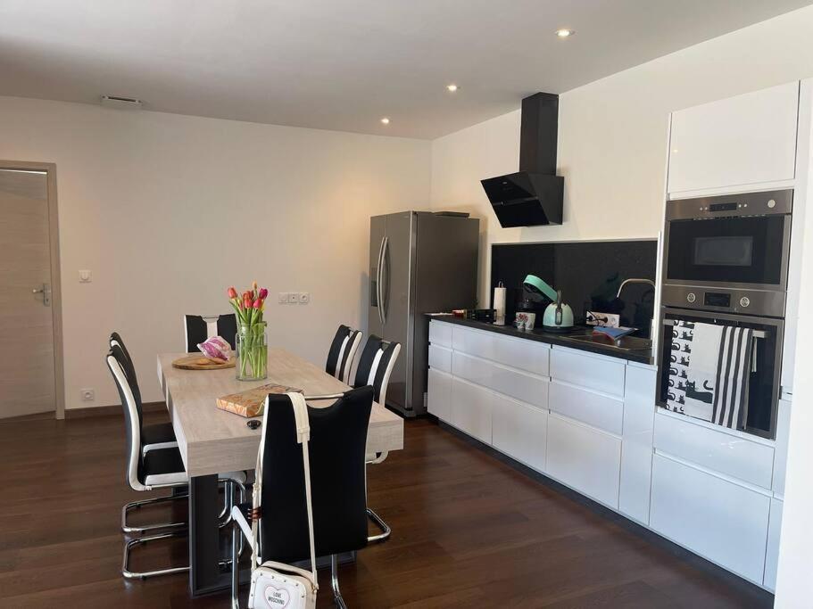 Brand New Villa With Fully Intergrated Air Conditioning & Private Pool, Overlooking Forest Sardan 외부 사진